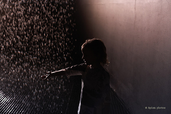 silhouette in the rainroom  - silhouette sous la pluie