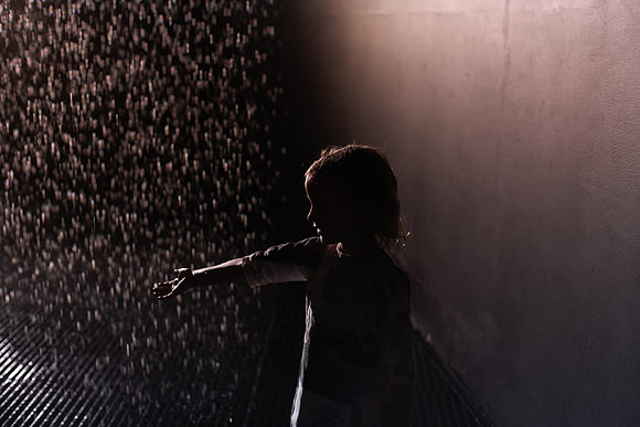 silhouette in the rainroom  - silhouette sous la pluie