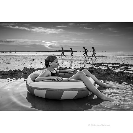 Les footballeurs sur la plage de St Cieux et le repos sur la bouée dans la marre
