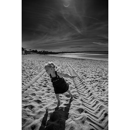 Les traces de pneus du tracteur sur le sable sec