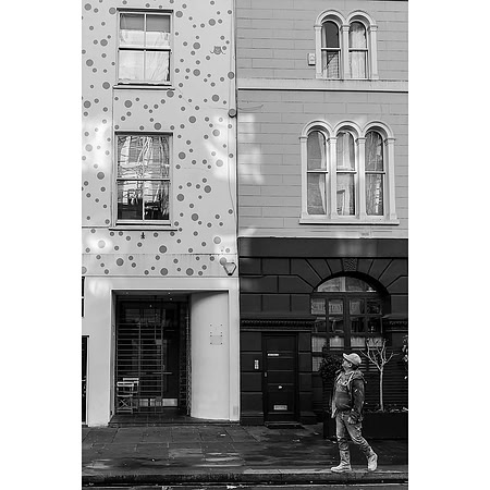 L'ouvrier du bâtiment à Notting Hill et la maison à pois