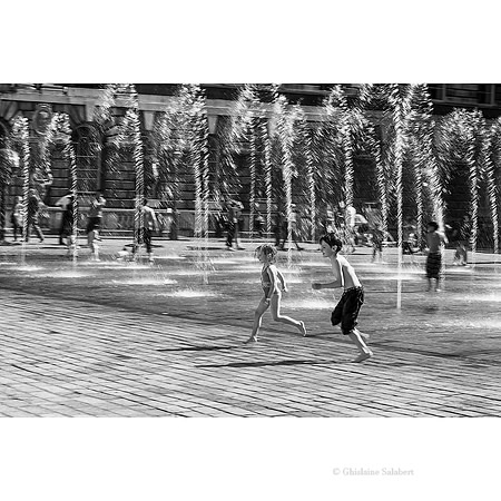 Somerset House Les enfants jouent dans les jets d'eaux pendant l'expo de statues d'Ai Wei Wei