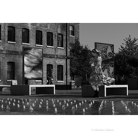La mère et l'enfant devant les fontaines de Granary Square , Londres