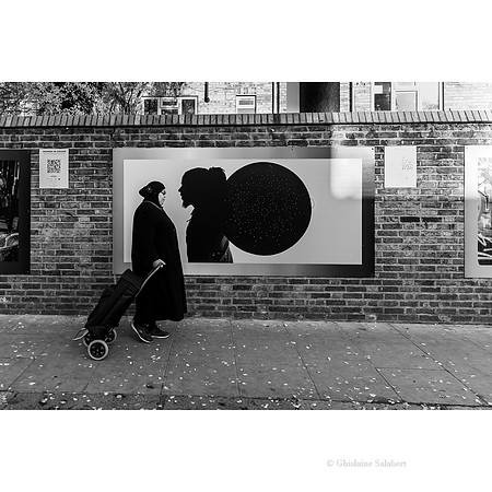 La femme faisant ses courses North Kensington, Londres
